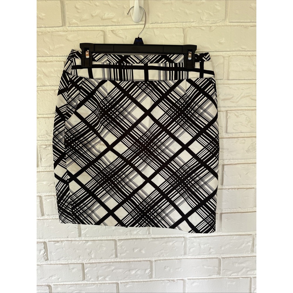 The Limited Black and White Geometric Striped Pattern Zip Skirt Size 4